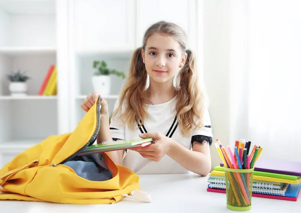 Pupil Barn Sätta Böcker Och Anteckningar Ryggsäcken Skolans Leveranser Tillbaka — Stockfoto