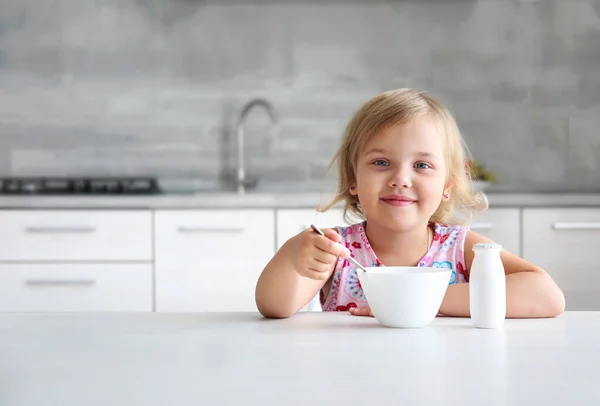 Kaukázusi Gyerek Üres Űrasztalnál Tálkával Kanállal Reklámtervezés Kislány Egyél Gyerek — Stock Fotó
