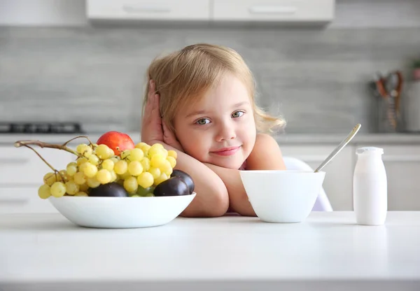 Kind Het Eten Van Fruit Kind Hebben Een Lunch Little — Stockfoto