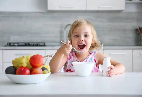 Barn Flicka Äta Hälsosam Mat Smiling Liten Flicka Har Måltid — Stockfoto