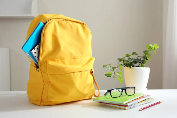 Mochila Amarela Pilha Blocos Notas Casa Mesa Material Escolar Volta — Fotografia de Stock