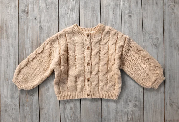 Gestrickter Brauner Pullover Beigefarbener Pullover Auf Hölzernem Hintergrund Kinderbauernhof Kinderkleidung — Stockfoto