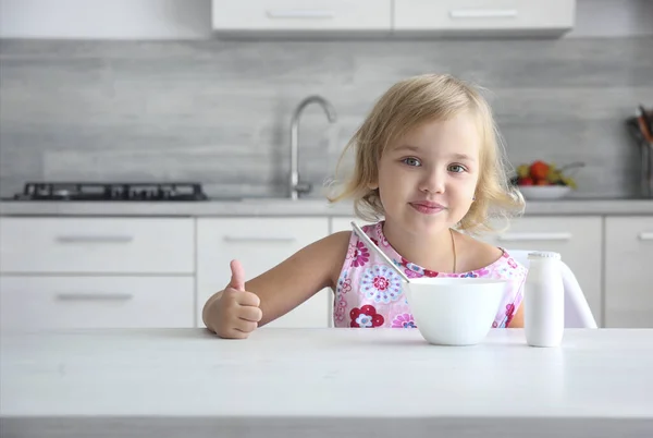 Blank Meisje Aan Tafel Met Lege Ruimte Hij Heeft Een — Stockfoto