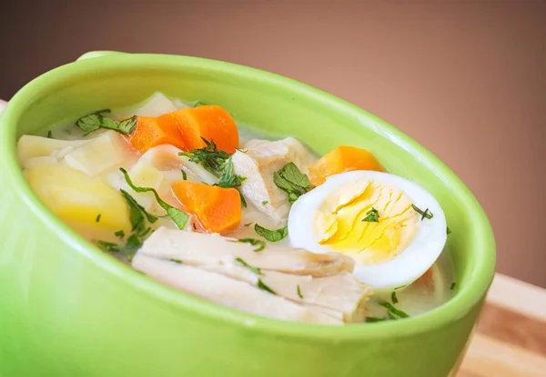 Cuenco de sopa de pollo primer plano . — Foto de Stock