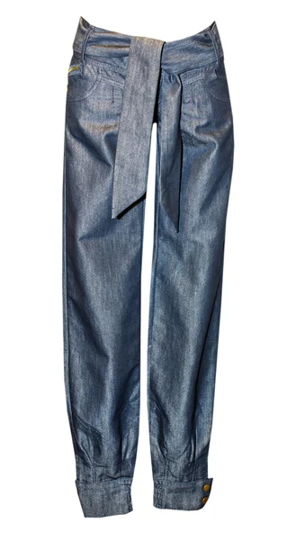 Jeans azuis femininos modernos isolados em branco . — Fotografia de Stock