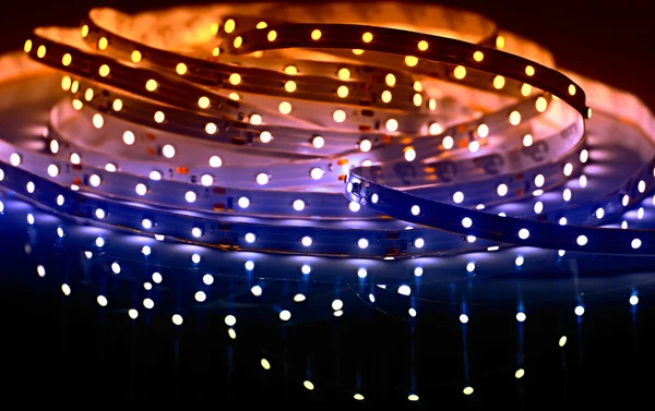 Led parlayan diyot ışıklar. Şerit.