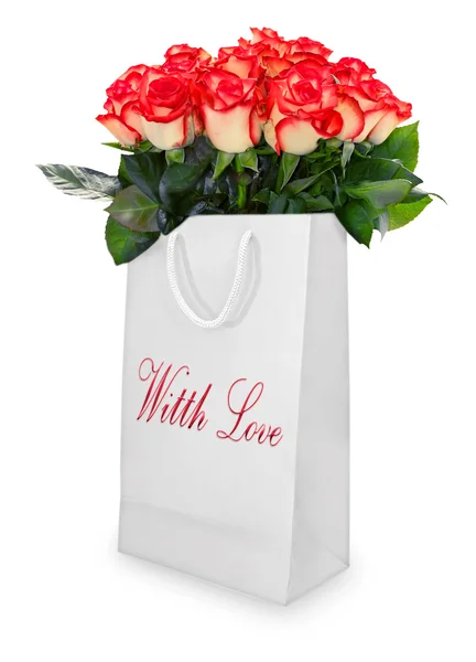 Bouquet de roses rouges en sac blanc isolé . — Photo