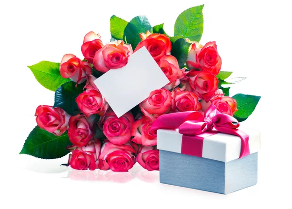 Ramo de rosas y cuadro de regalo primer plano aislado sobre fondo blanco — Foto de Stock