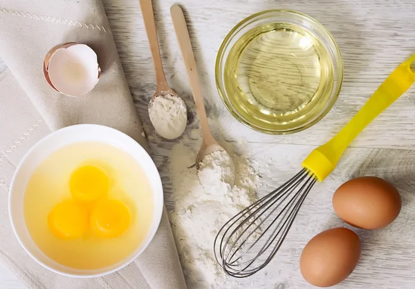 Яйца, масло, мука сырые ингредиенты . — стоковое фото