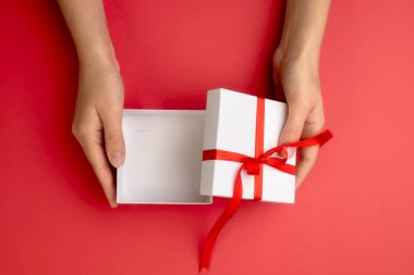 El ele tutuşmak boş hediye kutusu üst görünümü, Noel hediyesi görüntüsü, maket, şablon. Ürün tanıtım konteynırı.