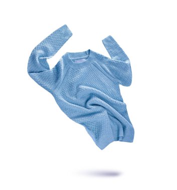 Mavi kazak buruşmuş çamaşır beyaza izole edilmiş. Uçan örgü süveter. Kimse yok..