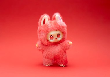labubu oyuncak pop marketi kırmızı pembe renkli tek bir nesne