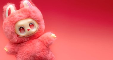 Kırmızı boş arkaplanda Labubu oyuncağı. Pop market oyuncağı.