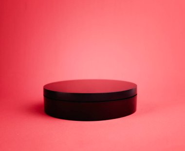 Pembe arka planda siyah yuvarlak sahne boş sdvertisement tasarım alanı. Minimum platform, ürün ekranı, vitrin. Kozmetik geçmişi. Sevgililer Günü arkaplanı.