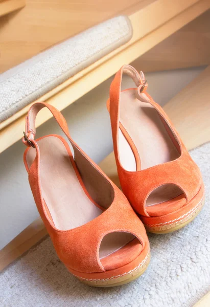 Paar orangefarbene Damenschuhe. — Stockfoto