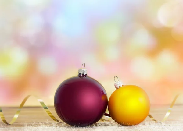 Bolas navideñas sobre fondo de madera con espacio . — Foto de Stock