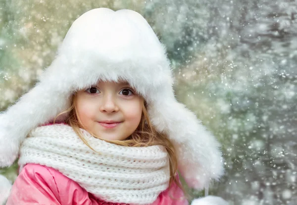Dziecko dziewczynka na zewnątrz w tło zima snwy. — Zdjęcie stockowe
