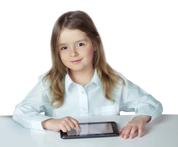 Dziecko dziewczynka ipad laptop na białym tle. Dzieciak wykorzystania urządzeń elektronicznych. — Zdjęcie stockowe