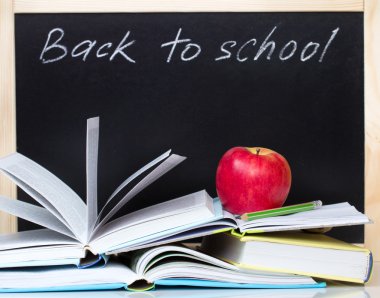 Okula geri kavramı blackboard açın kitaplar ve elma.