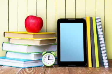 İpad dizüstü ekran arka planı okul malzemeleri.