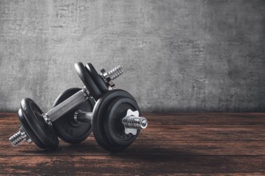 Ahşap zeminde dambıllar.