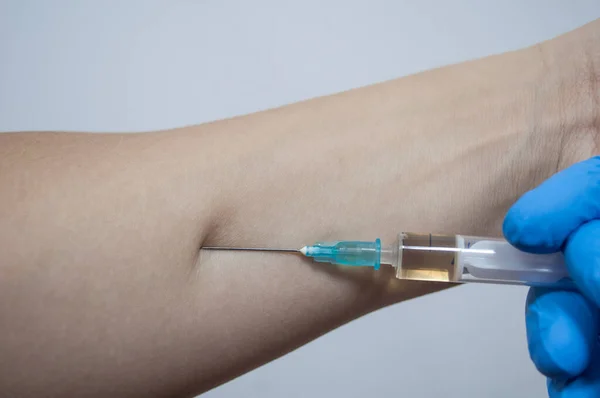 Eldivenler koluna iğne yapar, iğne yapar, aşı yapar.