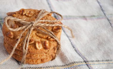 Fıstıklı kurabiye yığını, keten ipliğe sarılmış, hediye.