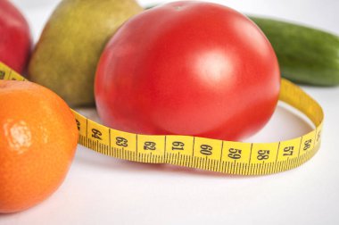 Durgun yaşam: sebzeler ve meyveler, ve hafif arka planda bir santimetre yakınlarında. Sağlıklı yemek.