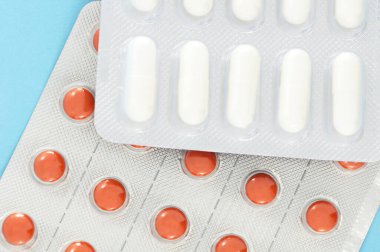 Beyaz ve turuncu hapların kabarcıkları yakın plan. Eczane