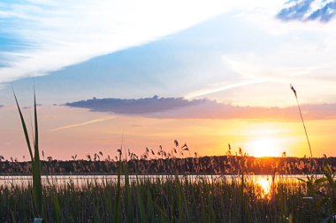 Gölde gün batımı, yaz manzarası