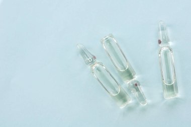 mavi arkaplanda üç ampul yakın plan