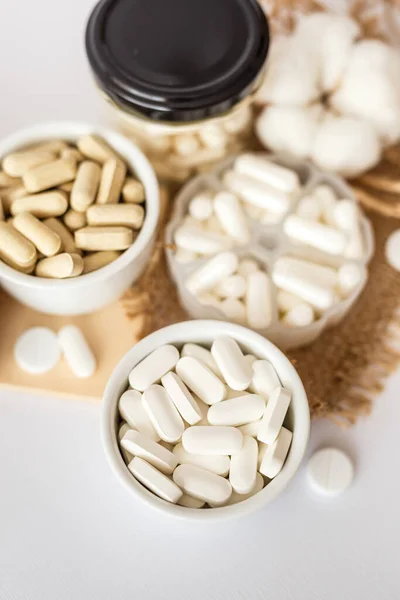 Beyaz Arka Planda Insan Sağlığı Için Vitamin Beslenme Takviyeleri Sağlık — Stok fotoğraf