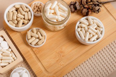 Vitaminler ve bağışıklık sistemi için sağlığa katkı maddeleri ahşap masada..