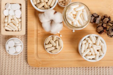 Vitaminler ve bağışıklık sistemi için sağlığa katkı maddeleri ahşap masada..
