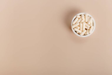 Yüksek bağışıklık sistemini desteklemek için gıda takviyeleri ve multivitaminlerin düz bir görünümü vardı. Hastalıklardan korunmak için vitamin. Vitaminlerin ışık nötr zemin üzerindeki üst görüntüsü. İlaçlar ve ilaçlar. Organik beslenme takviyeleri, vitaminler ve mineraller