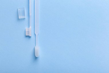 Mavi arka planda beyaz diş fırçaları. Ağız bakımı, sakız ve diş sağlığı. Sabah rutini ve sağlık hizmetleri.