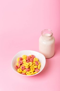 Kuru kahvaltı ve süt. Kuru tatlı kahvaltı - muz ve çilek aromalı mısır halkaları. Hızlı ve besleyici bir kahvaltı.