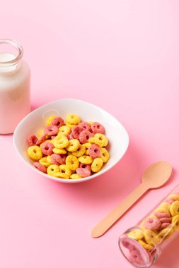 Kuru kahvaltı ve süt. Kuru tatlı kahvaltı - muz ve çilek aromalı mısır halkaları. Hızlı ve besleyici bir kahvaltı.