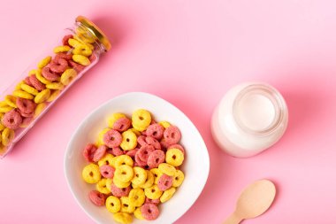 Kuru kahvaltı ve süt. Kuru tatlı kahvaltı - muz ve çilek aromalı mısır halkaları. Hızlı ve besleyici bir kahvaltı.