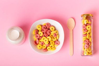 Kuru kahvaltı ve süt. Kuru tatlı kahvaltı - muz ve çilek aromalı mısır halkaları. Hızlı ve besleyici bir kahvaltı.