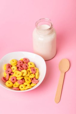 Kuru kahvaltı ve süt. Kuru tatlı kahvaltı - muz ve çilek aromalı mısır halkaları. Hızlı ve besleyici bir kahvaltı.