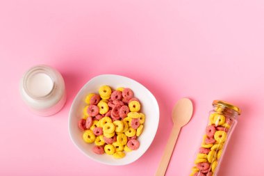 Kuru kahvaltı ve süt. Kuru tatlı kahvaltı - muz ve çilek aromalı mısır halkaları. Hızlı ve besleyici bir kahvaltı.