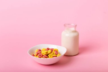 Kuru kahvaltı ve süt. Kuru tatlı kahvaltı - muz ve çilek aromalı mısır halkaları. Hızlı ve besleyici bir kahvaltı.