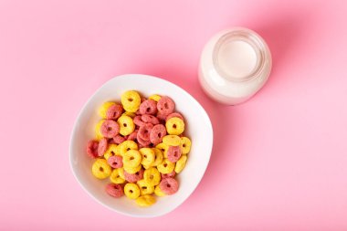 Kuru kahvaltı ve süt. Kuru tatlı kahvaltı - muz ve çilek aromalı mısır halkaları. Hızlı ve besleyici bir kahvaltı.