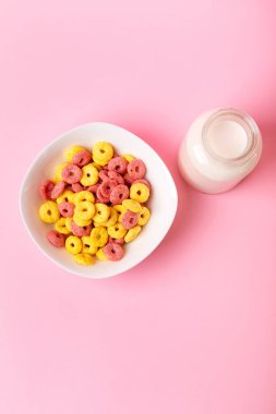 Kuru kahvaltı ve süt. Kuru tatlı kahvaltı - muz ve çilek aromalı mısır halkaları. Hızlı ve besleyici bir kahvaltı.