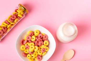 Kuru kahvaltı ve süt. Kuru tatlı kahvaltı - muz ve çilek aromalı mısır halkaları. Hızlı ve besleyici bir kahvaltı.