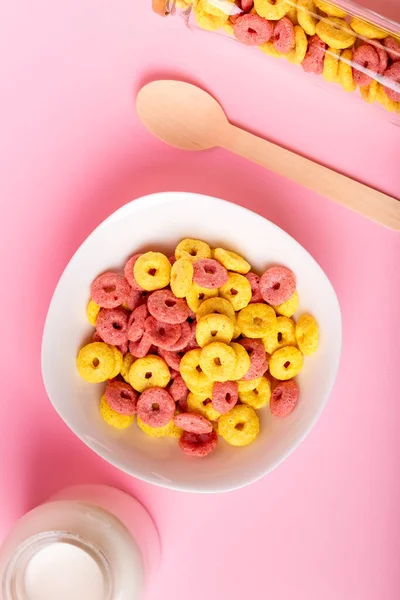 Kuru kahvaltı ve süt. Kuru tatlı kahvaltı - muz ve çilek aromalı mısır halkaları. Hızlı ve besleyici bir kahvaltı.