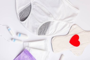 Yukarıdan tekrar kullanılabilir beyaz arkaplan. Kadınlar için hijyen. Regl döneminde kadınlar için ped. Regl döneminde kadınlar için hijyen ve koruma ürünleri.