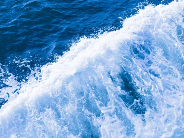 Γαλάζια νερά και Λευκός αφρός βράζει — Φωτογραφία Αρχείου