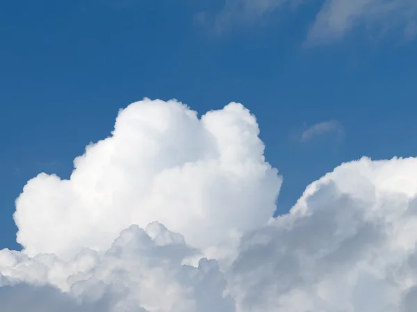 Nubes blancas cúmulos —  Fotos de Stock